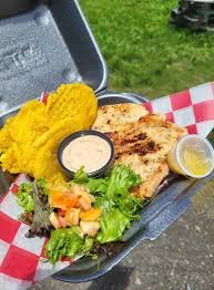PECHUGA A PLANCHA CON TOSTONES Y ENSALADA VERDE