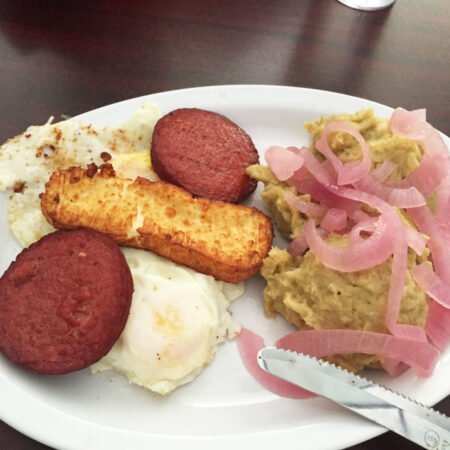 LOS 3 GOLPE (2 O 3 BOLAS DE MANGU, UN HUEVO, UNA RUEDA DE SALAMI Y QUESO)