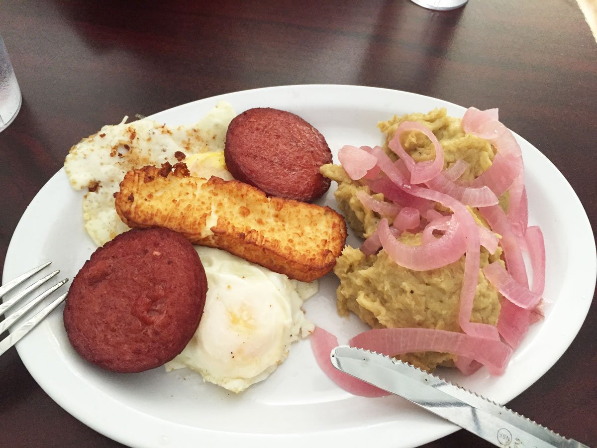 LOS 3 GOLPE (2 O 3 BOLAS DE MANGU, UN HUEVO, UNA RUEDA DE SALAMI Y QUESO)