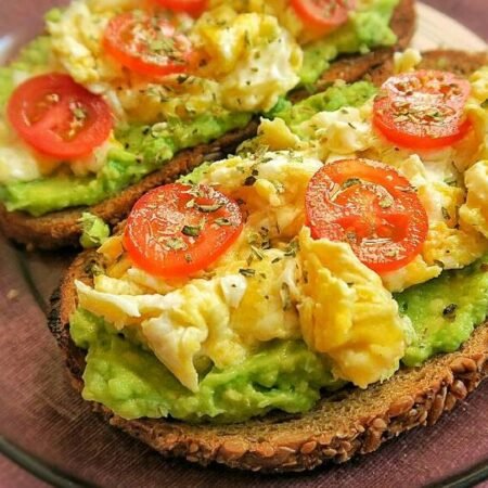 OMELLET, AGUACATE Y PAN